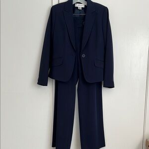 Women’s  size 4 Macys “Jones New York” classic navy blue pant suit. Like new!